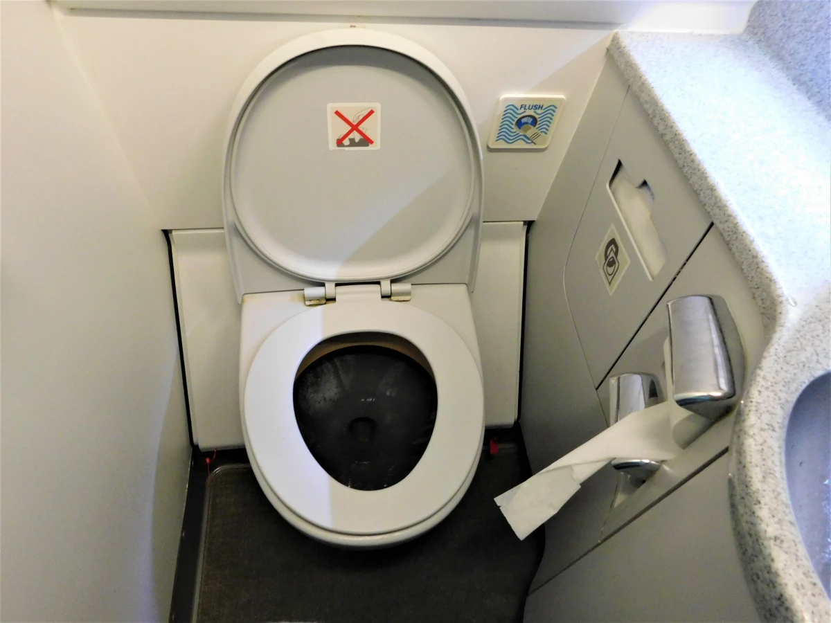 Guide Expert : Techniques Efficaces pour Désentartrer et Nettoyer votre Cuvette de Toilettes